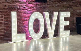 Lettres LOVE lumineuses alignées en série Lettres LOVE lumineuses alignées en série