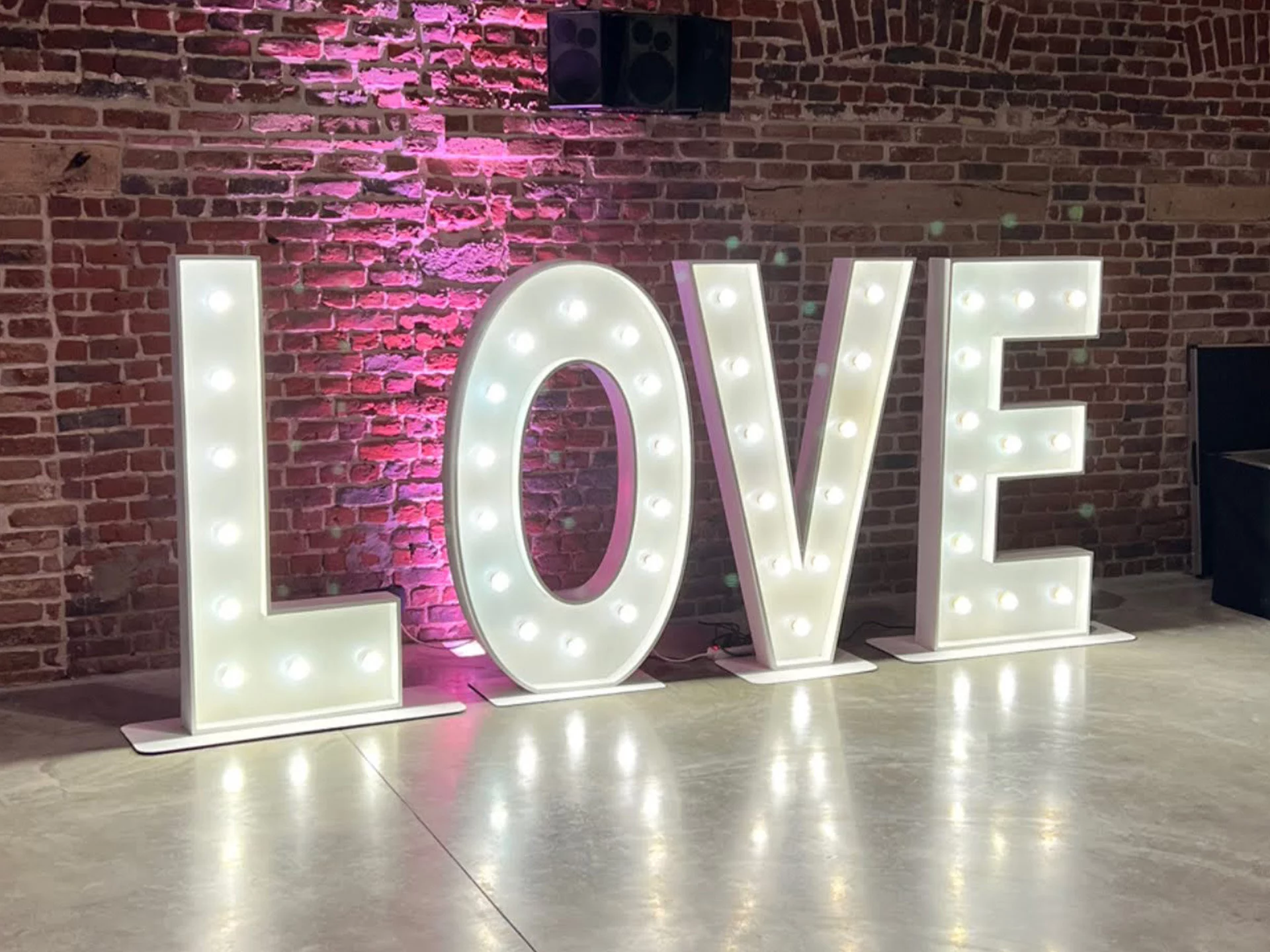 10 Lettres LOVE lumineuses alignées en série