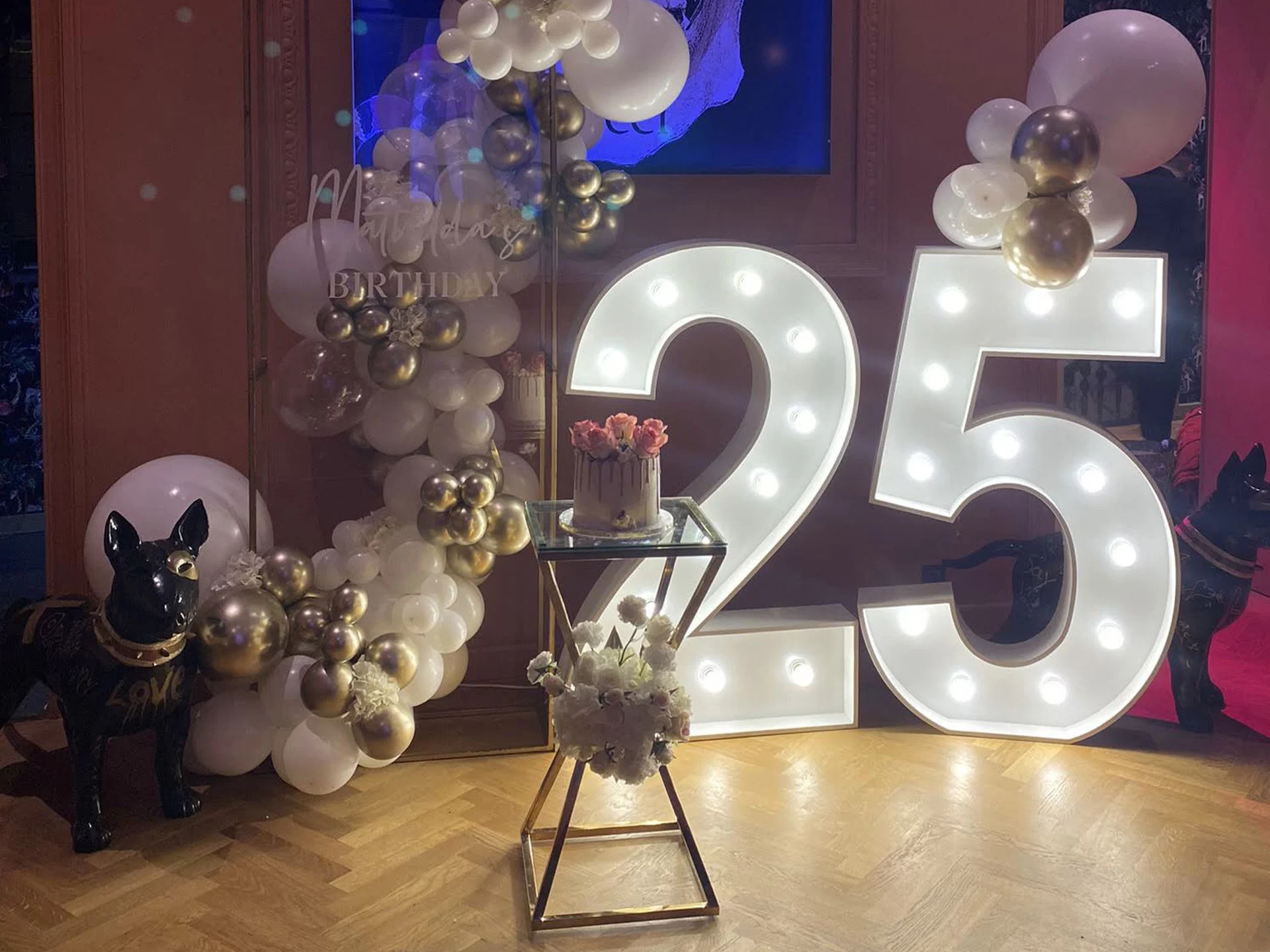 12 Chiffre 25 lumineux avec des ballons dorés
