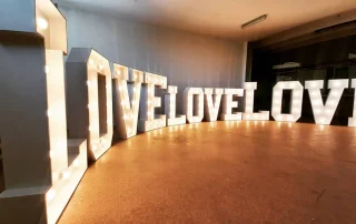 Lettres LOVE lumineuses en 1m20 dans une salle de fête Lettres LOVE lumineuses en 1m20 dans une salle de fête
