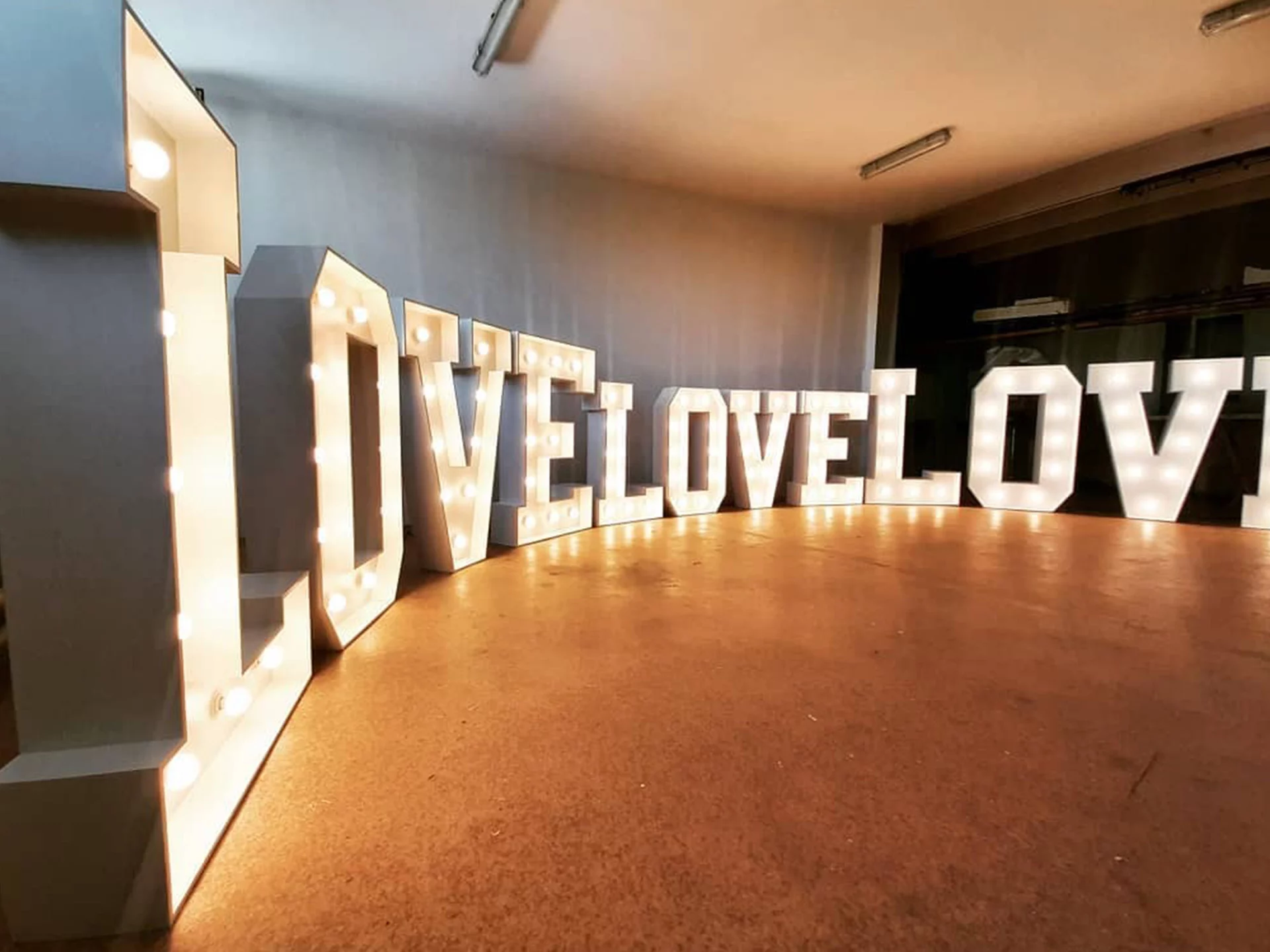 14 Lettres LOVE lumineuses en 1m20 dans une salle de fête