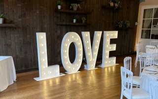 Lettres LOVE lumineuses de 1m20 dans une salle de réception