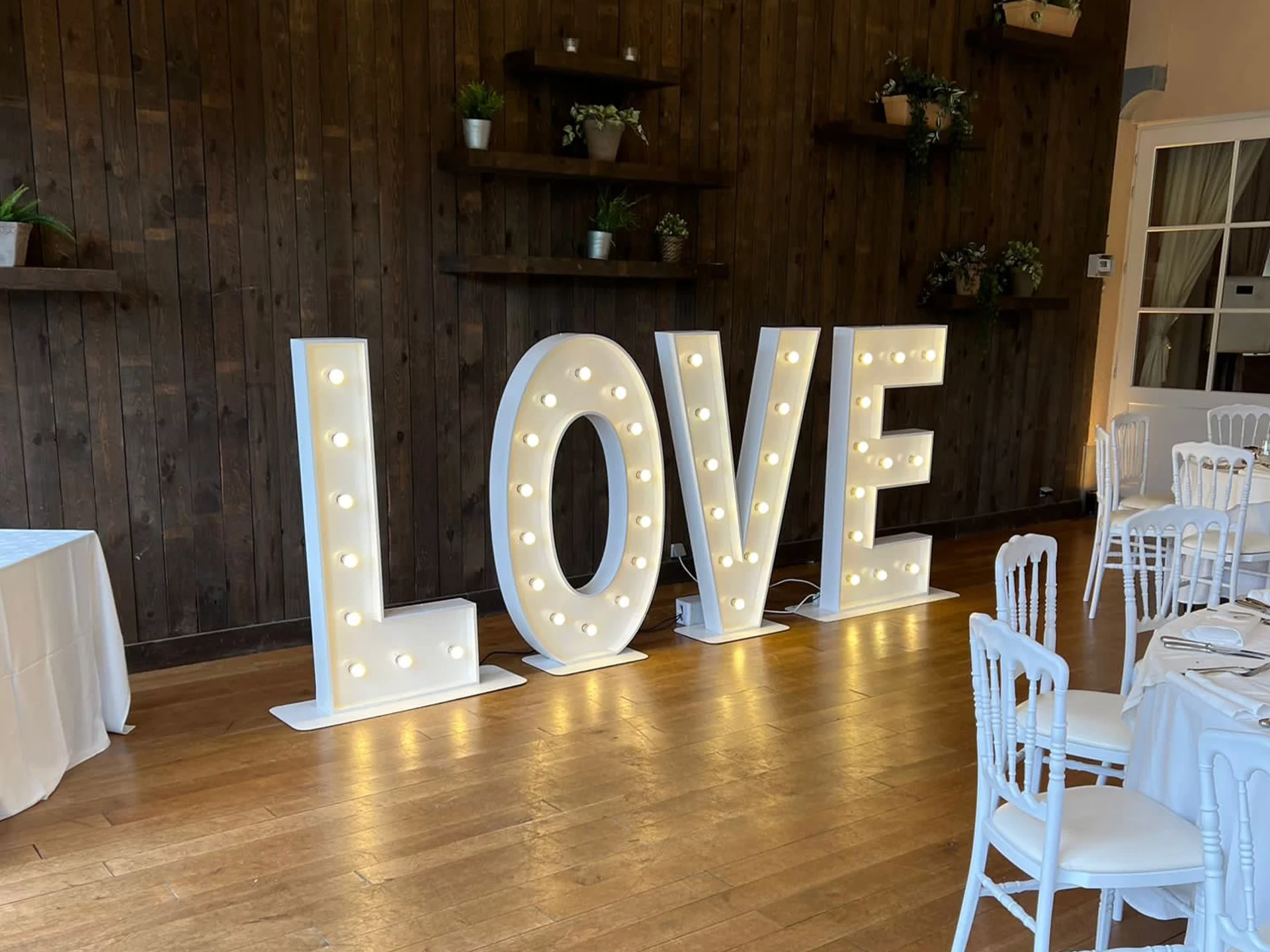 15 Lettres LOVE lumineuses de 1m20 dans une salle de réception