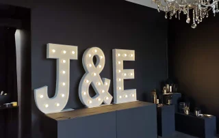 Initiales J’et E lumineuses pour un mariage