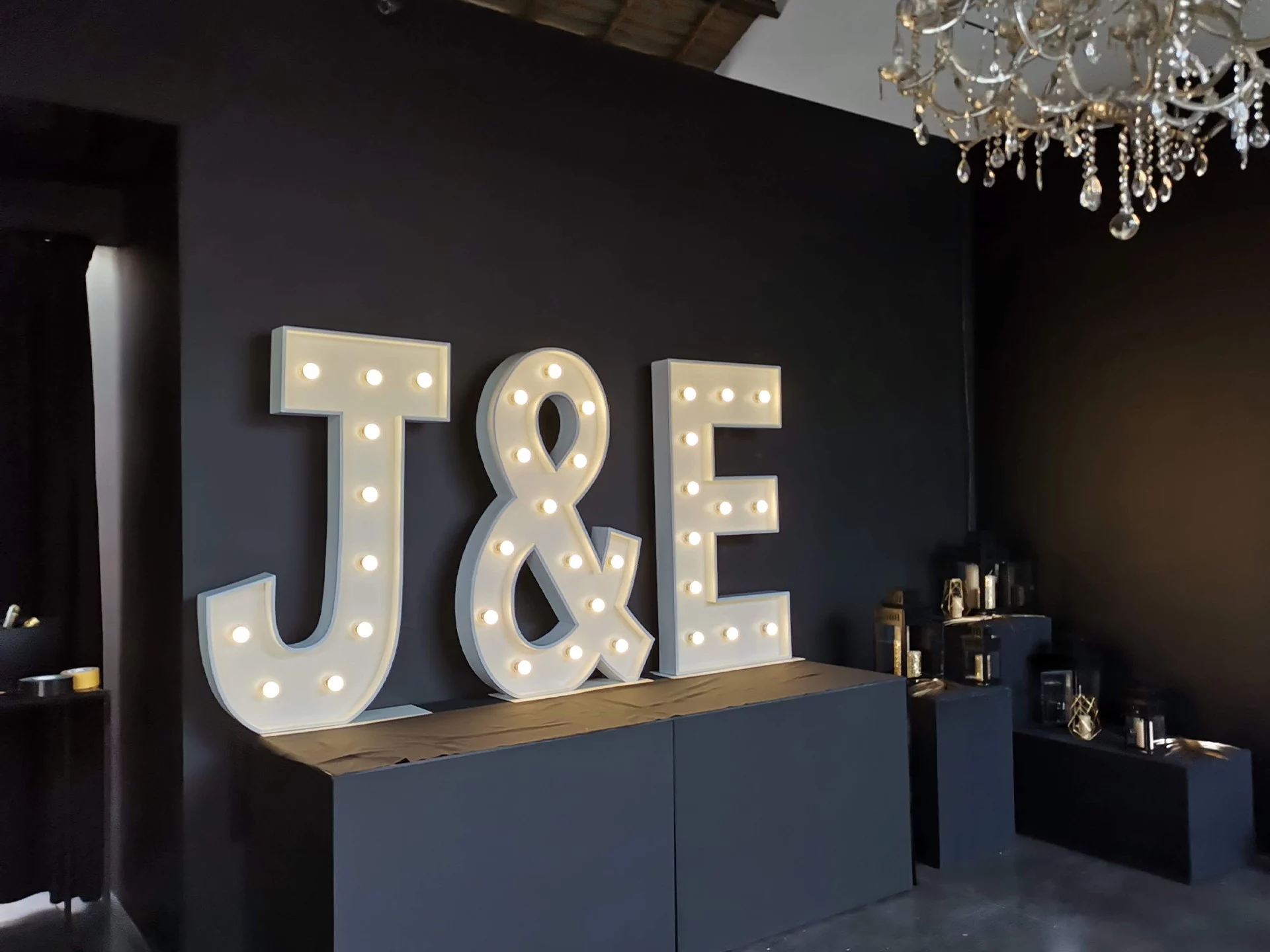 16 Initiales J’et E lumineuses pour un mariage