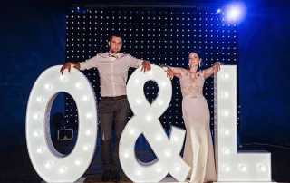 Initiales O et L lumineuses avec les mariés Initiales O et L lumineuses avec les mariés