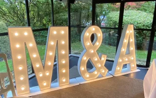 Initiales M’et A lumineuses dans une salle de réception Initiales M’et A lumineuses dans une salle de réception