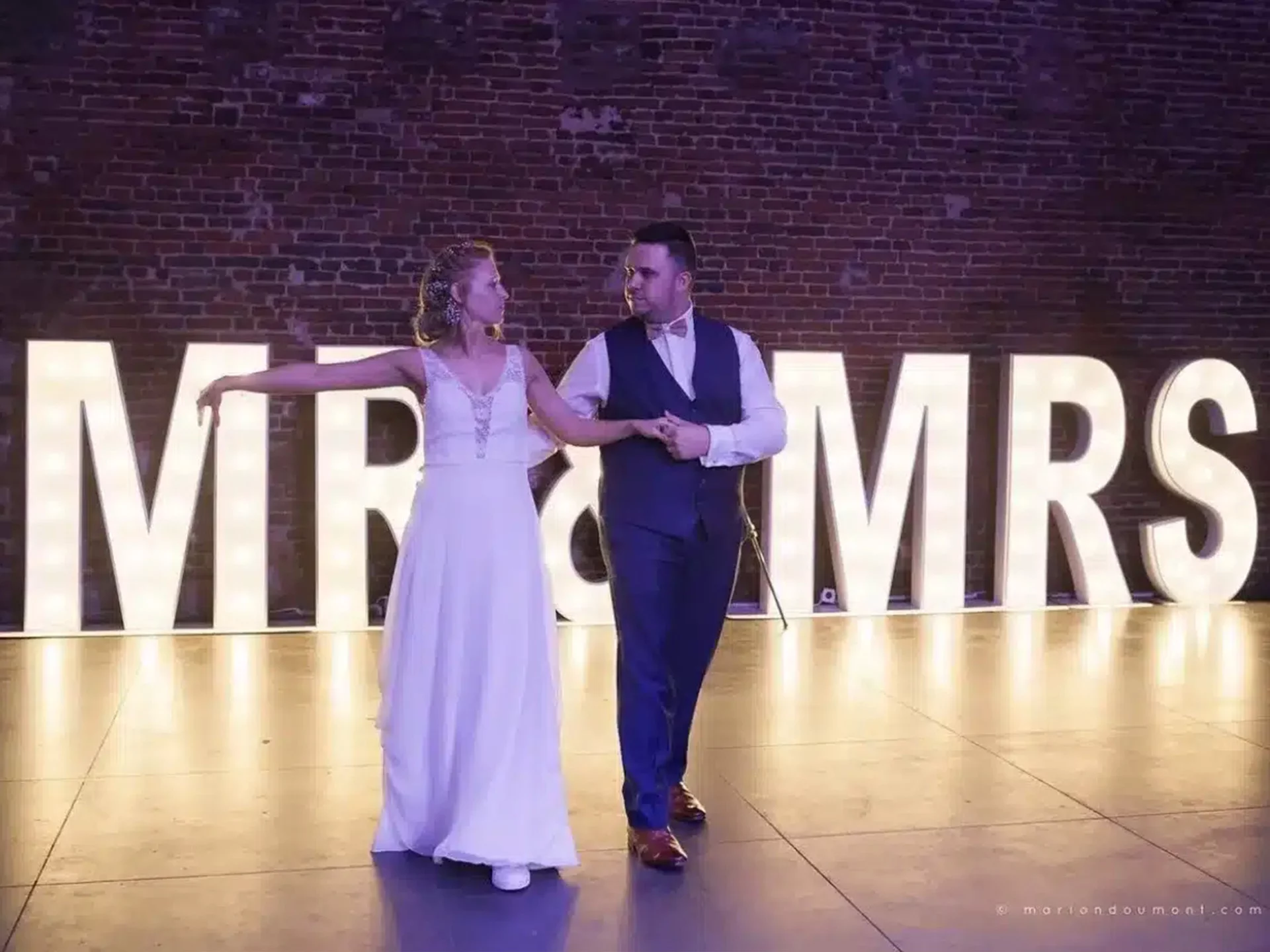 Lettres MR et MRS lumineuses pendant la première danse