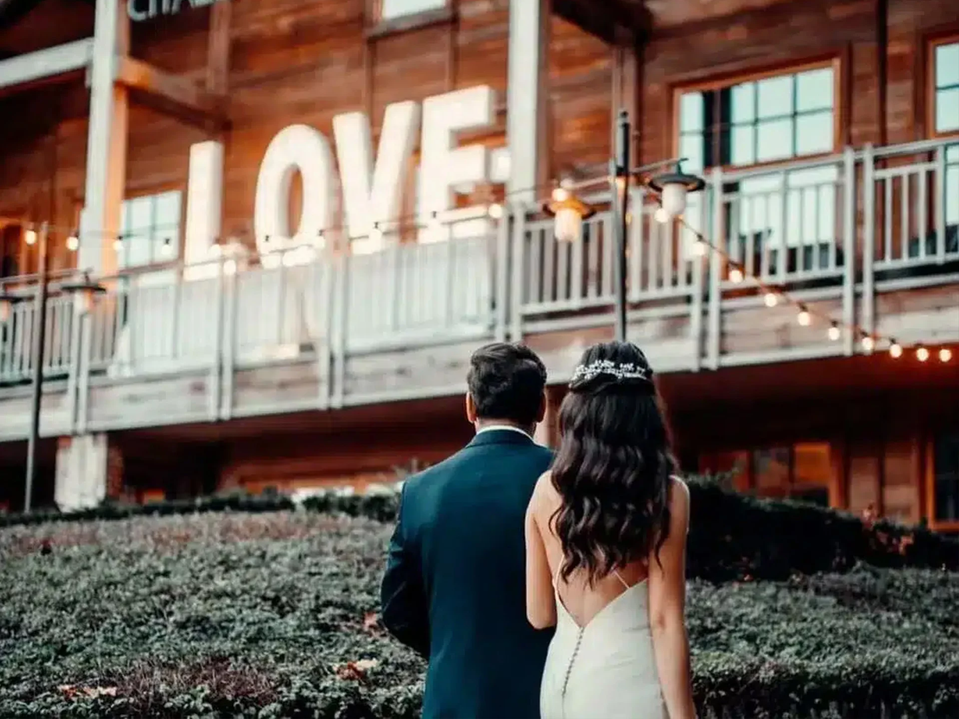 Location de lettres lumineuses pour un mariage, couple devant le pack LOVE