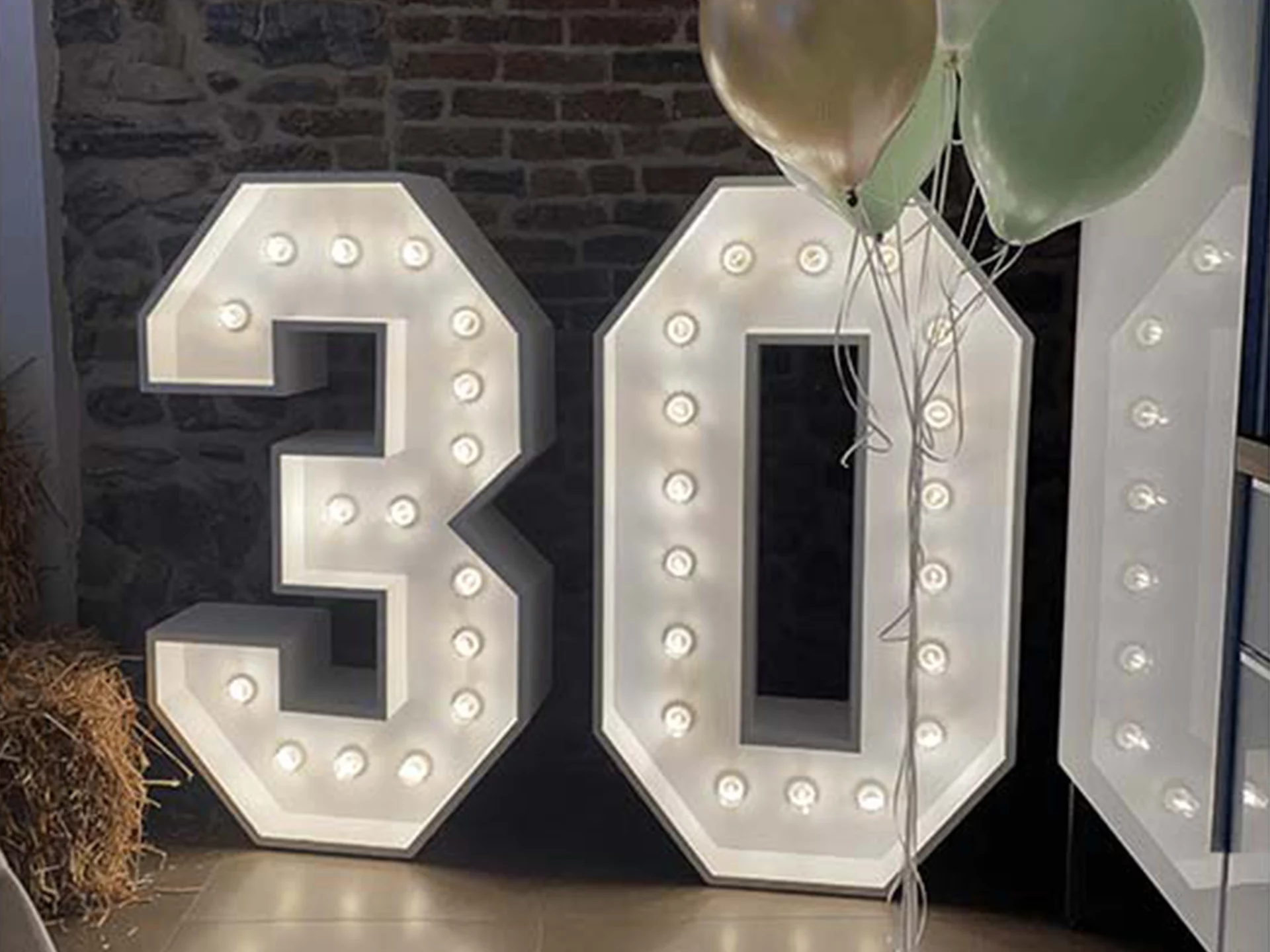 Chiffres lumineux 30 avec des ballons pour un anniversaire