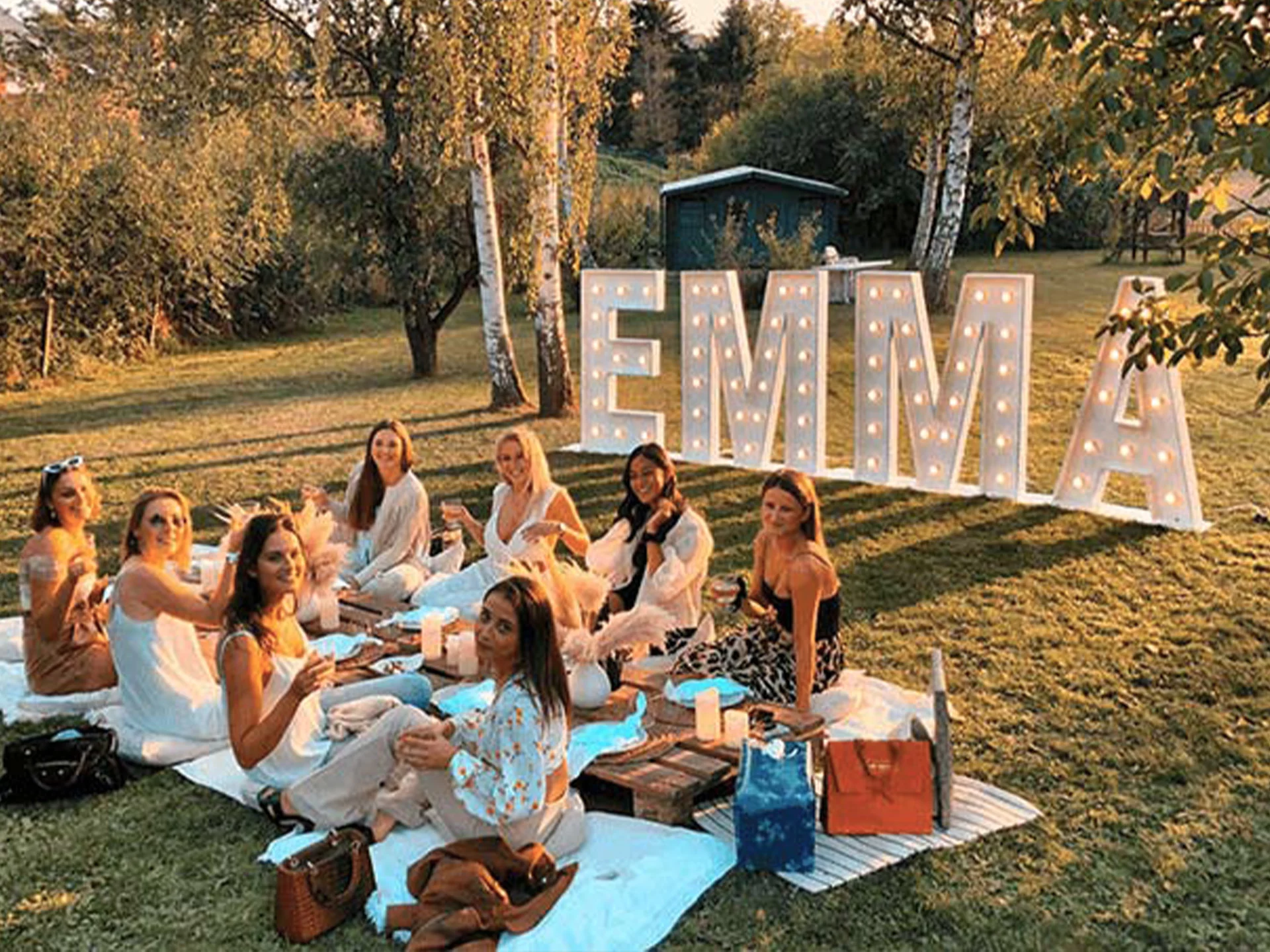 Lettres EMMA lumineuses pour une fête dans un jardin