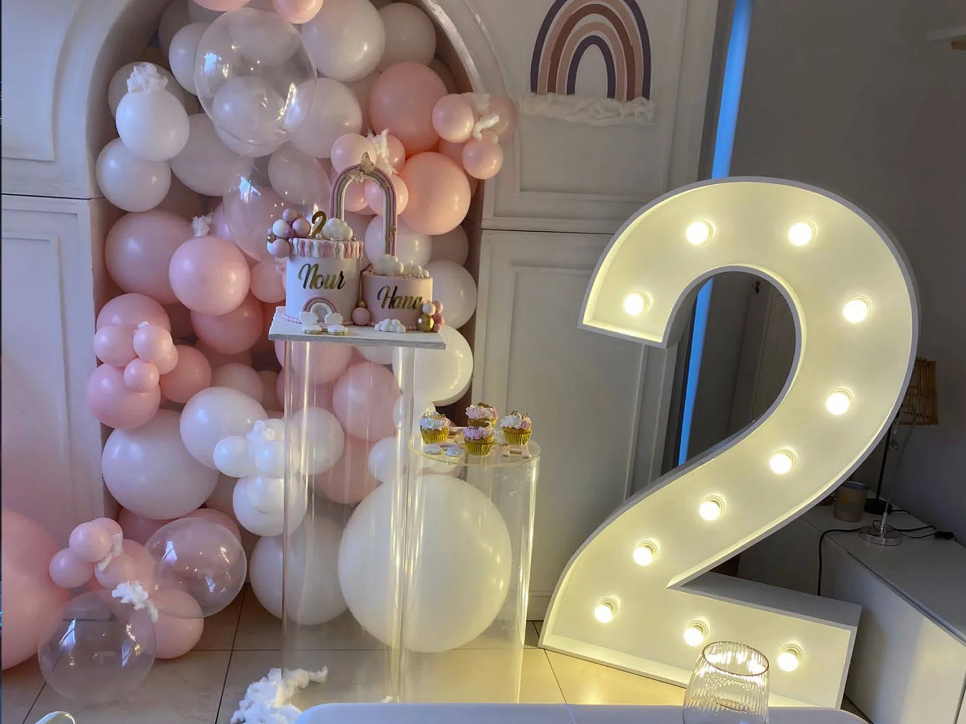 3 Chiffre 2 lumineux avec des ballons roses pour un anniversaire