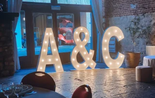 Initiales A et C lumineuses dans une salle de réception