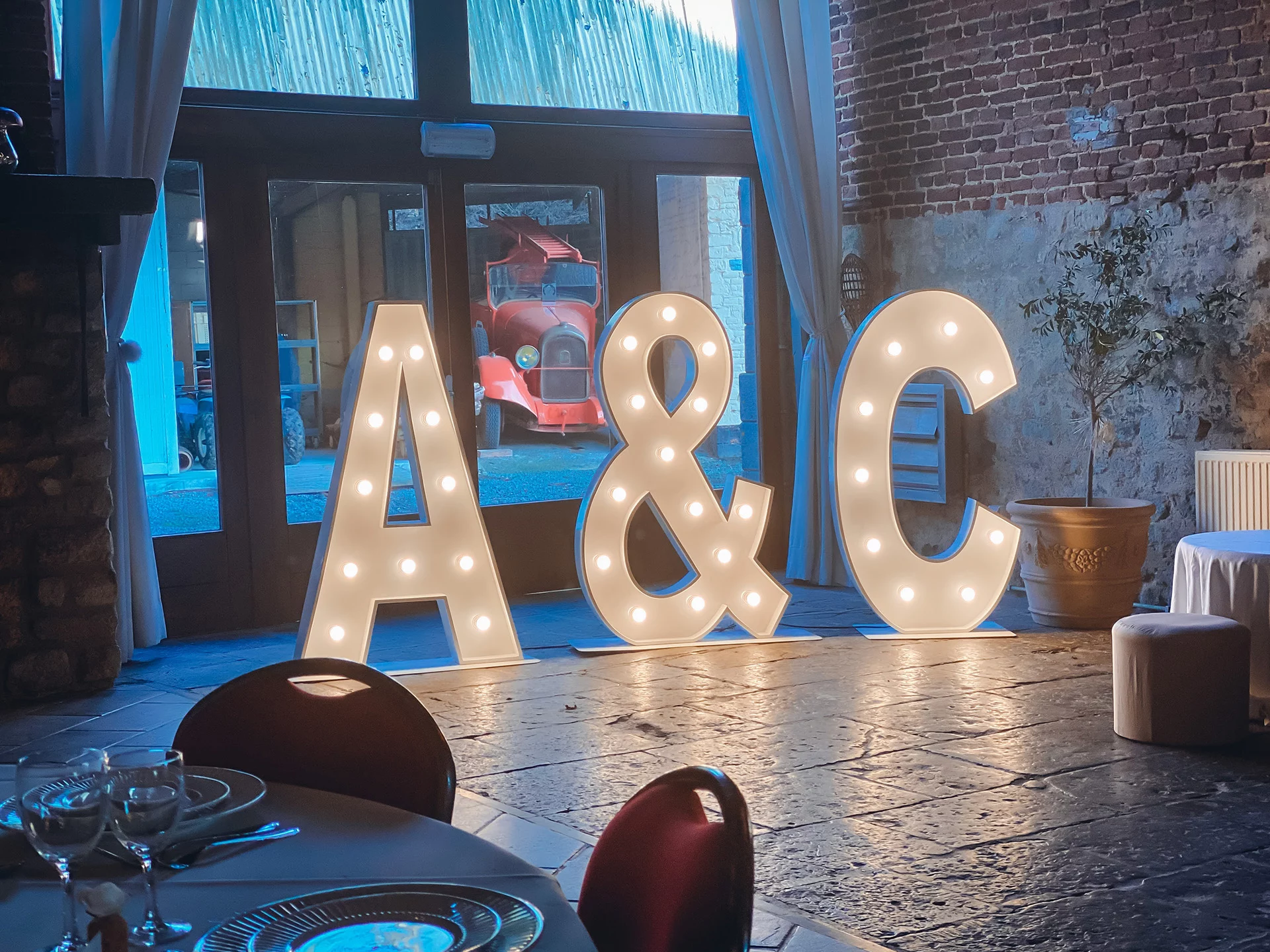 4 Initiales A et C lumineuses dans une salle de réception