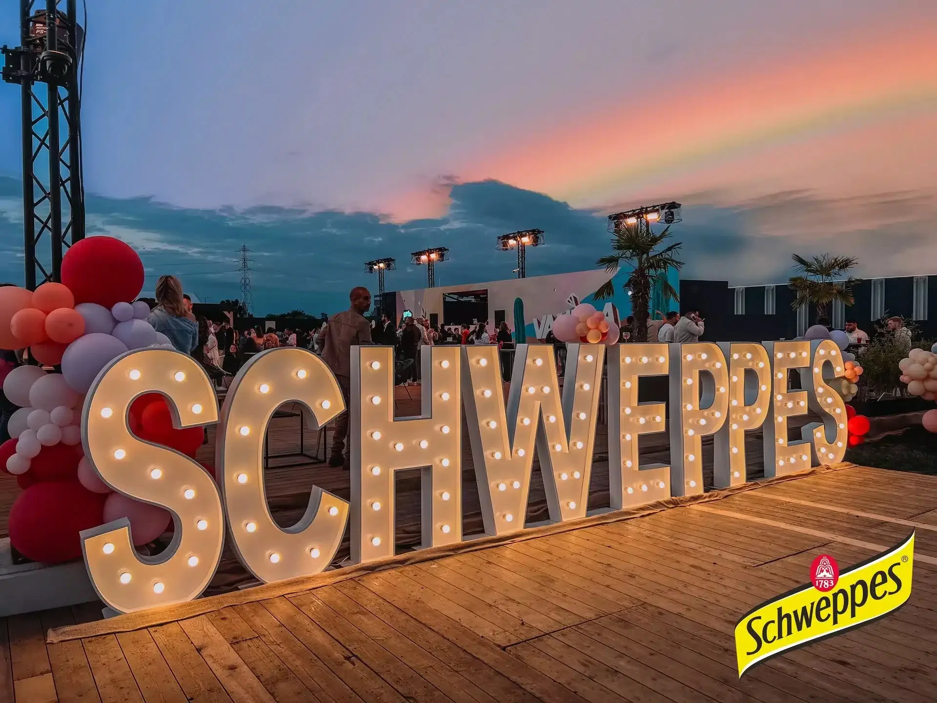 Lettres SCHWEPPES lumineuses lors d’une brand activation