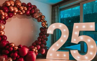 Chiffre 25 lumineux avec une arche de ballons Chiffre 25 lumineux avec une arche de ballons