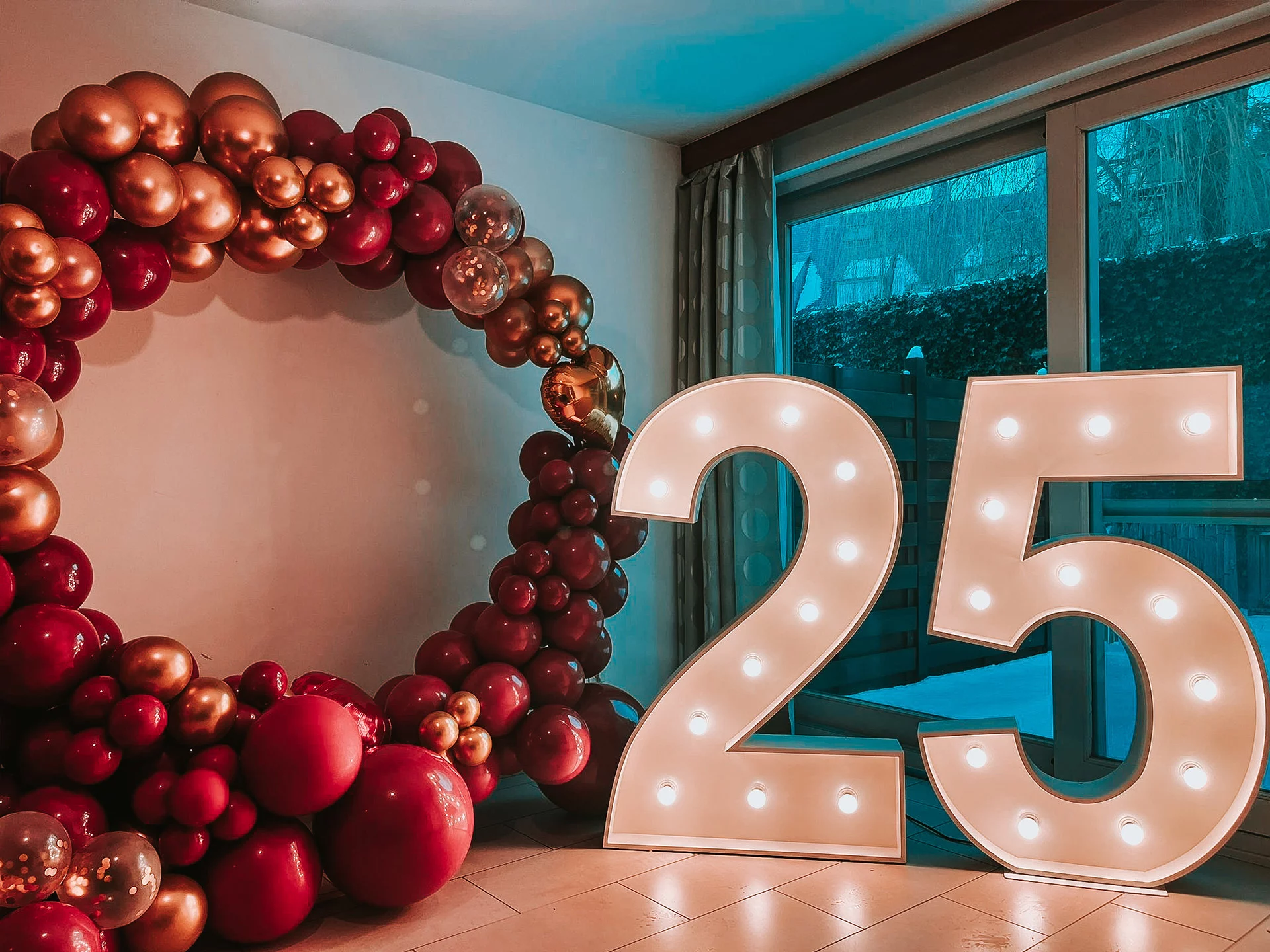 6 Chiffre 25 lumineux avec une arche de ballons