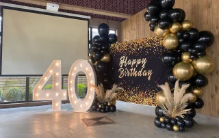 Chiffres 40 lumineux avec des ballons noirs et dorés Chiffres 40 lumineux avec des ballons noirs et dorés