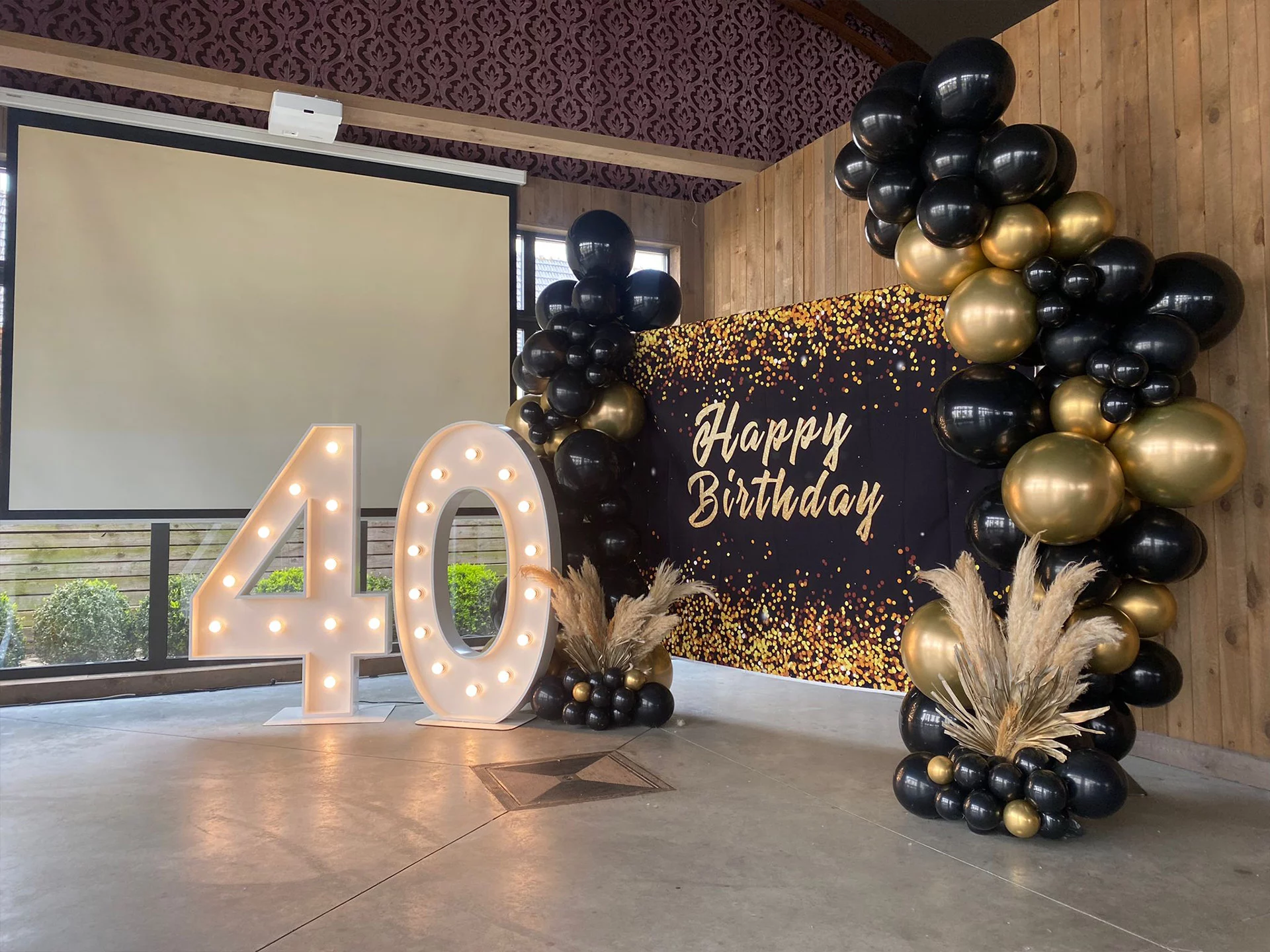 7 Chiffres 40 lumineux avec des ballons noirs et dorés