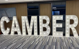 Lettres CAMBER lumineuses dans un hall d’accueil Lettres CAMBER lumineuses dans un hall d’accueil