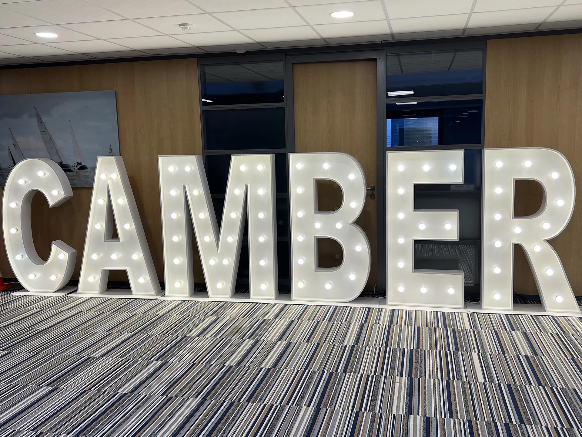 Lettres CAMBER lumineuses dans un hall d’accueil