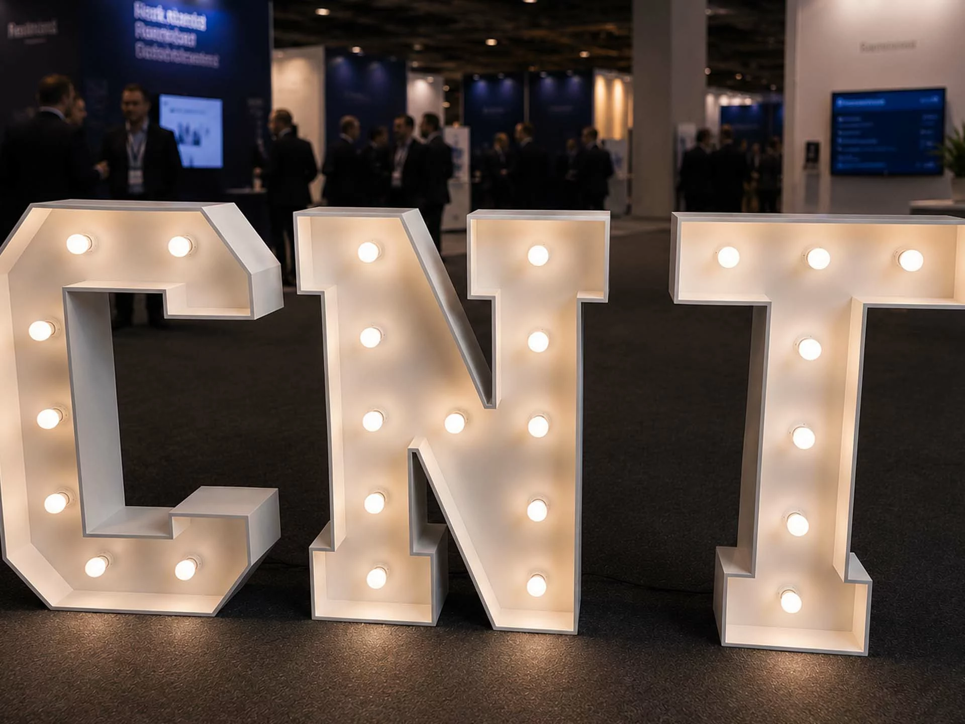 Lettres CNT lumineuses sur un stand de salon