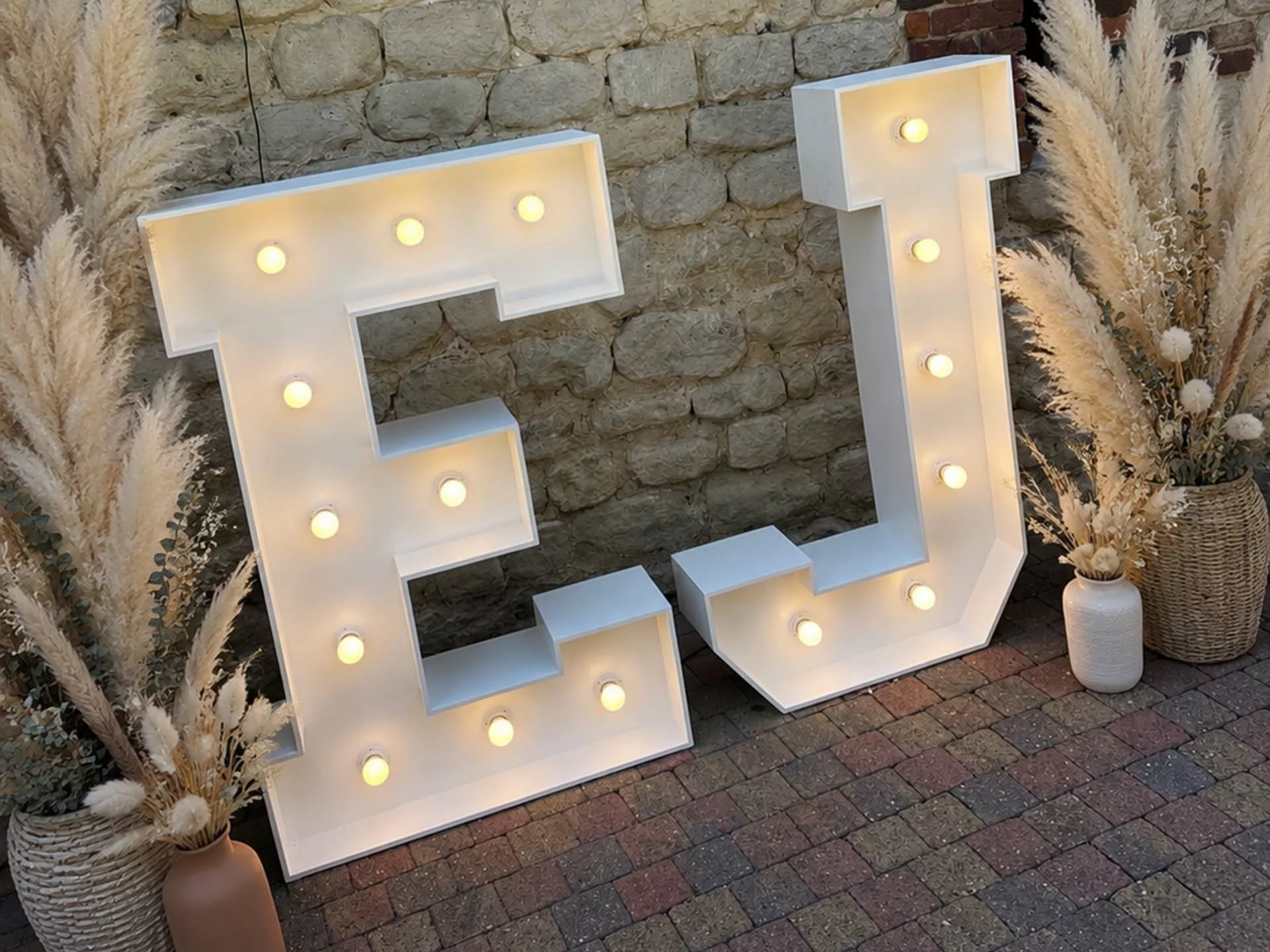 EJ – Lettres lumineuses InstantLed Initiales E et J lumineuses avec décoration en pampas
