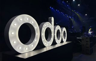 Lettres Lumineuses Odoo Logo Odoo en lettres lumineuses sur une scène