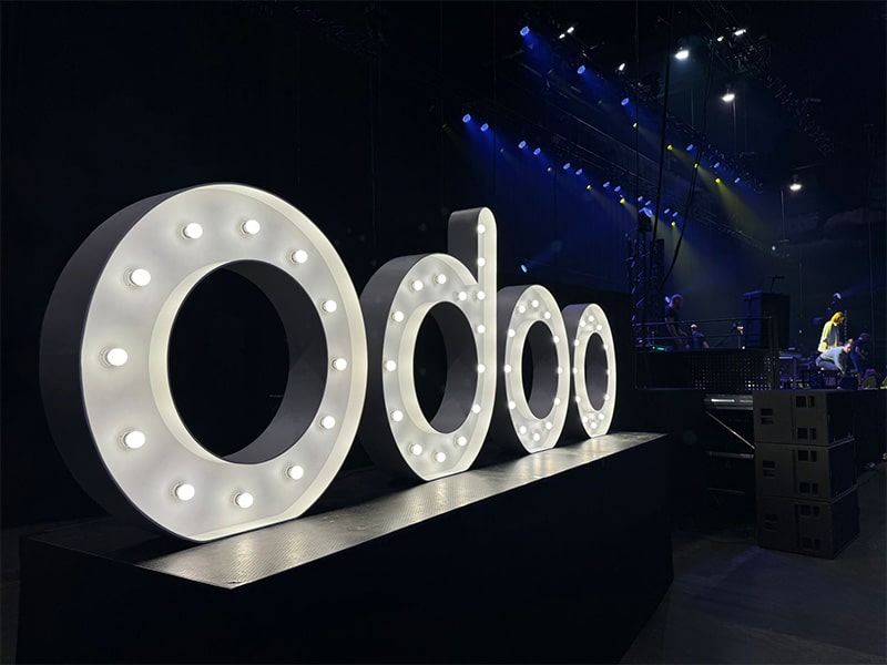 Logo Odoo en lettres lumineuses sur une scène