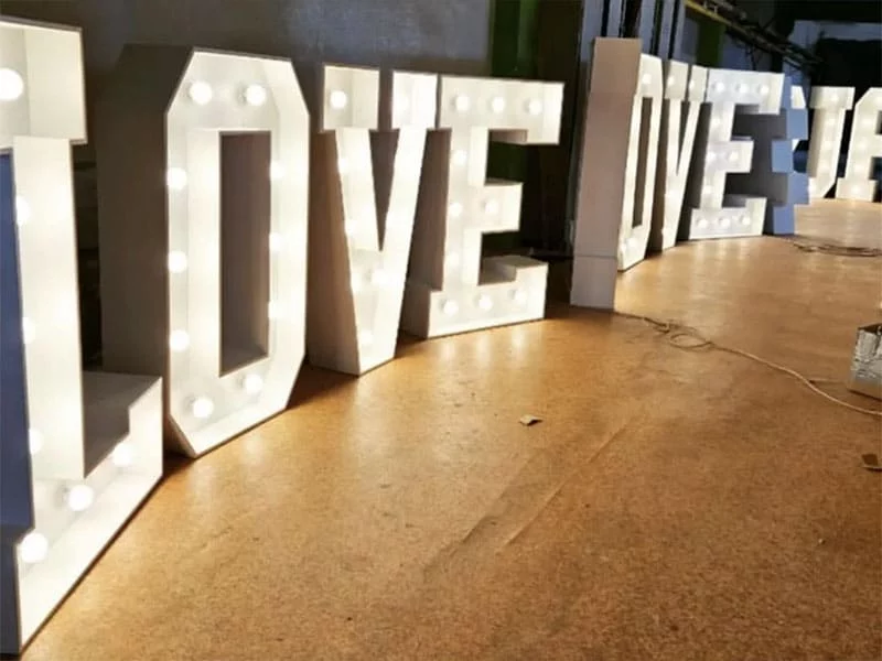 Lettres LOVE lumineuses avant livraison