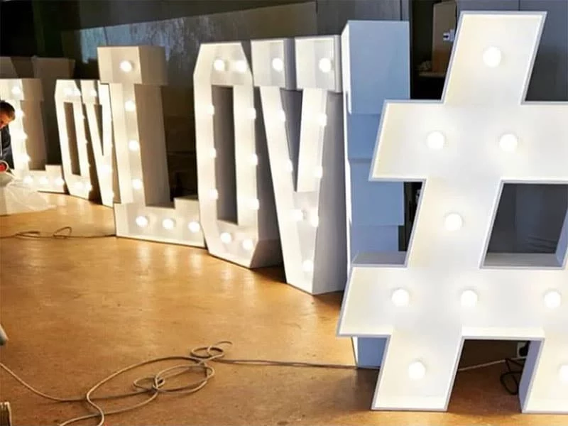 Lettres LOVE et dièse lumineux, réalisation spéciale