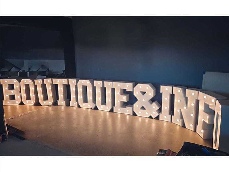 Lettres lumineuses BOUTIQUE et INFO sur mesure