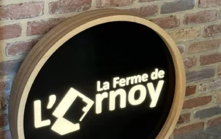 La Ferme de l’Ornoy, logo lumineux sur mesure Logo lumineux rond sur mesure pour La Ferme de l’Ornoy