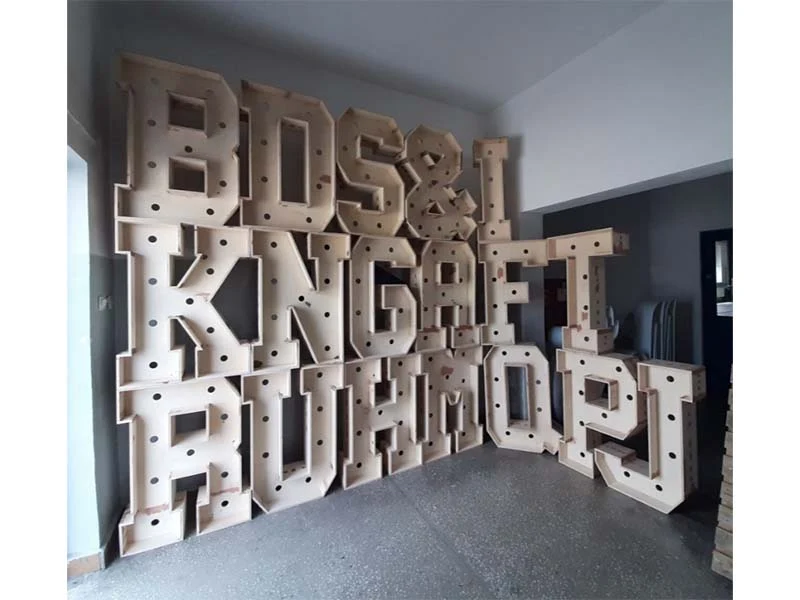 Lettres lumineuses en bois en cours de fabrication