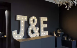Lichtgevende initialen J en E voor een huwelijk