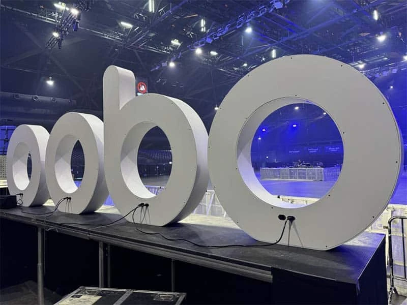 Logo Odoo en lettres lumineuses, vue arrière